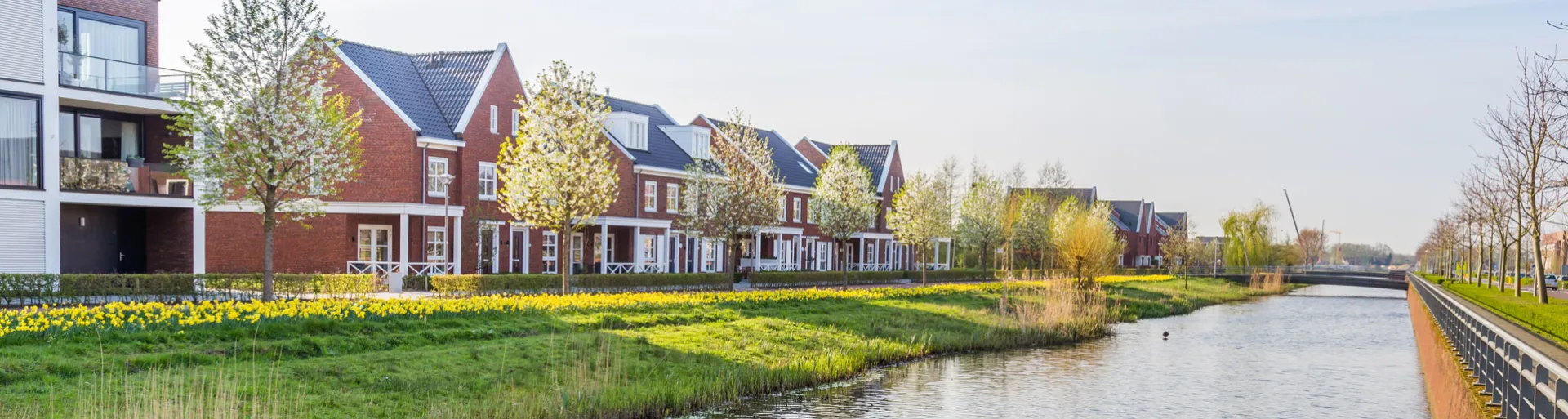 een rij moderne huizen in Nederland