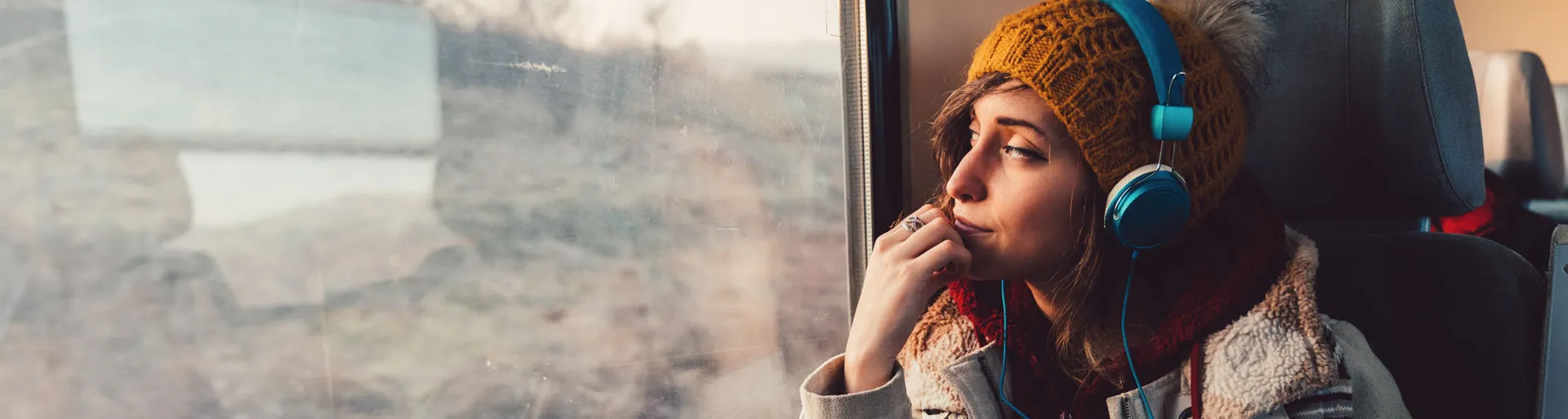 Een studente zittend in de trein