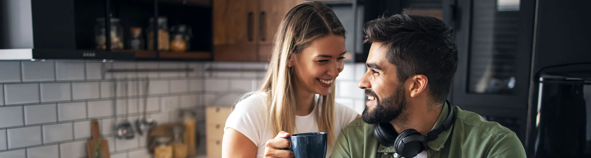 Man en vrouw samen in de keuken